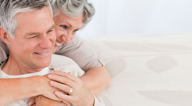 Couple d’aînés s’enlaçant et souriant alors qu’on répond à leurs questions sur les hypothèques inversées de la Banque HomeEquity, Canada.